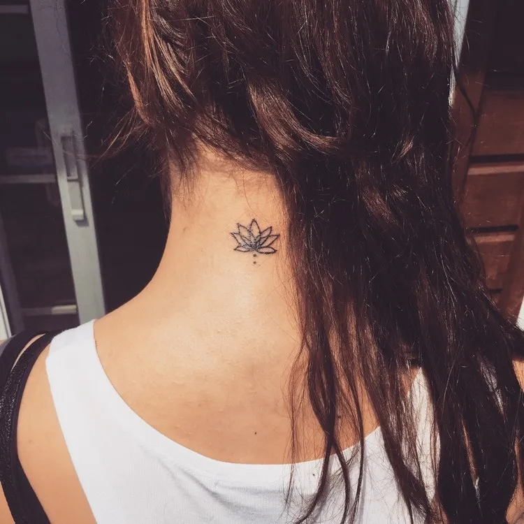 tatouage femme discret fleur de lotus sur la nuque