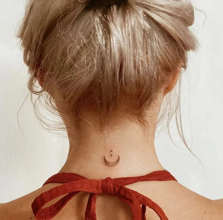 tatouage femme discret nuque demi lune tendance tattoo 2022