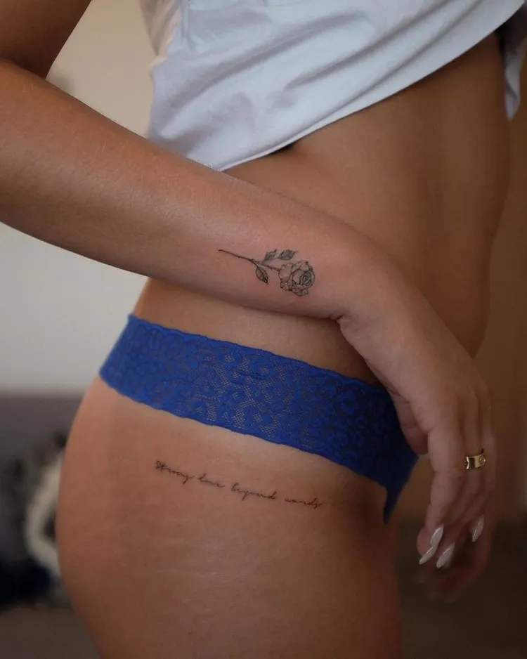 tatouage hanche femme discret phrase tatouée tatouage fleur de rose
