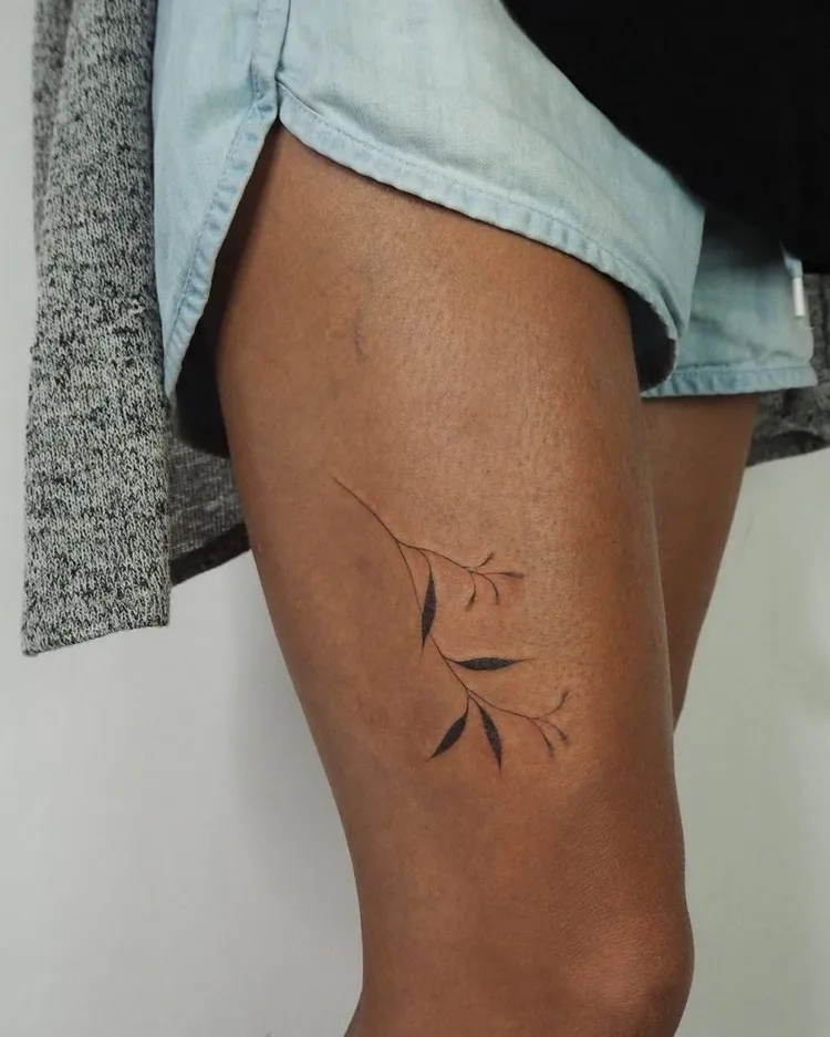 tatouage jambe femme fleur minimaliste