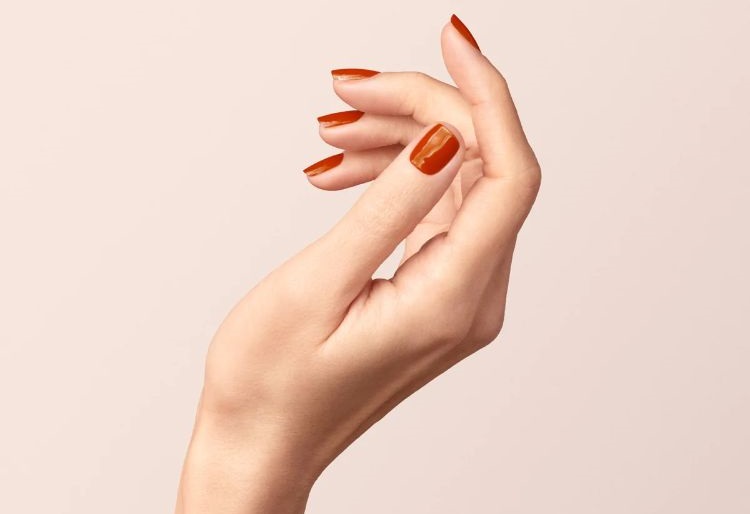 tendance déco ongles couleur vernis été 2022 pour sublimer son bronzage