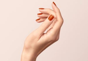 tendance manucure terracotta couleur vernis été 2022 pour sublimer son bronzage