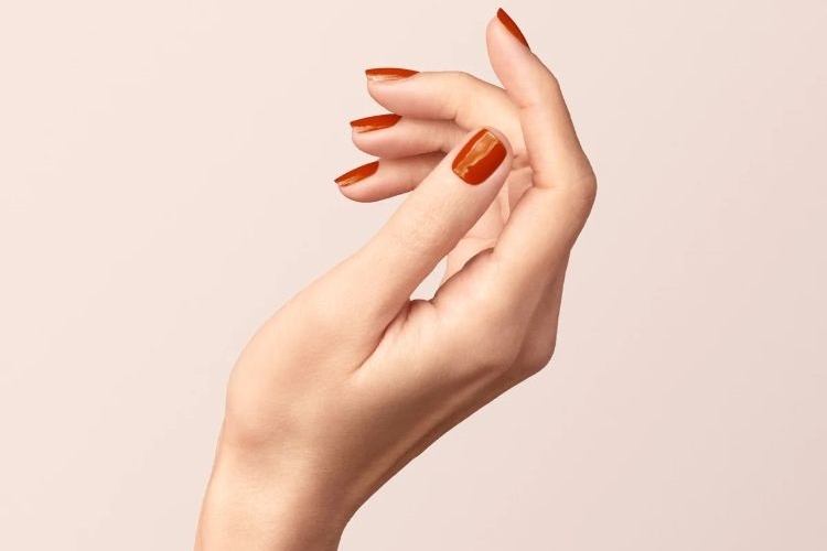 tendance manucure terracotta couleur vernis été 2022 pour sublimer son bronzage