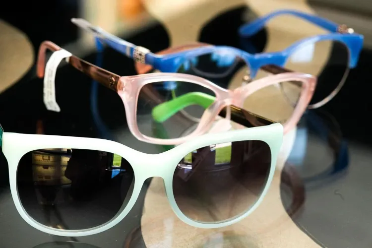 tendances lunettes de soleil femmes 2022 montures couleurs pastel
