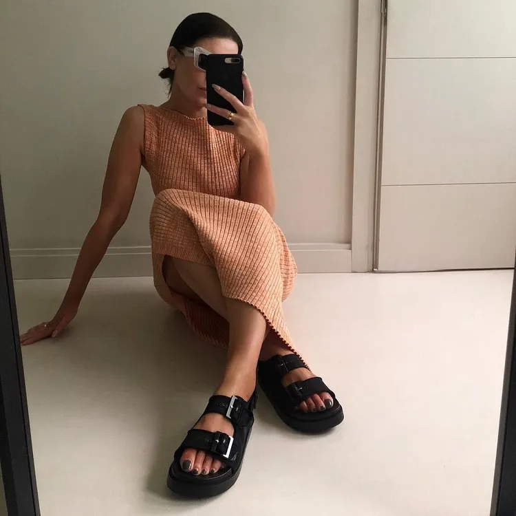 tongs claquettes sandales femme modèle birkenstock indémodable cuir noir été 2022