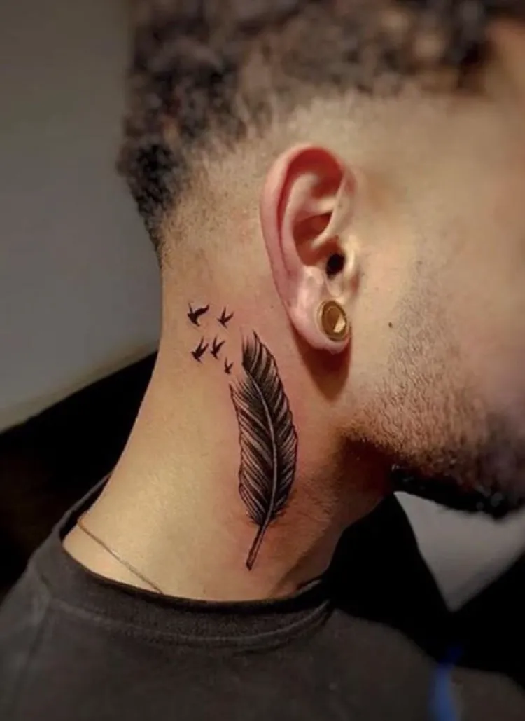 un tatouage homme discret dans le cou en 2022