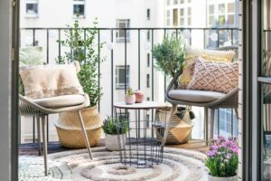aménagement balcon décoration 2022 mobilier chic plantes cache pots panier