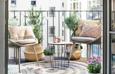 aménagement balcon décoration 2022 mobilier chic plantes cache pots panier
