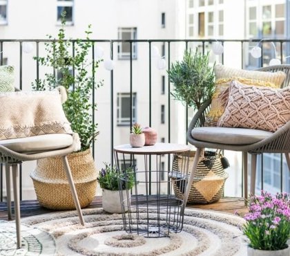 aménagement balcon décoration 2022 mobilier chic plantes cache pots panier