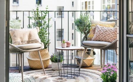aménagement balcon décoration 2022 mobilier chic plantes cache pots panier