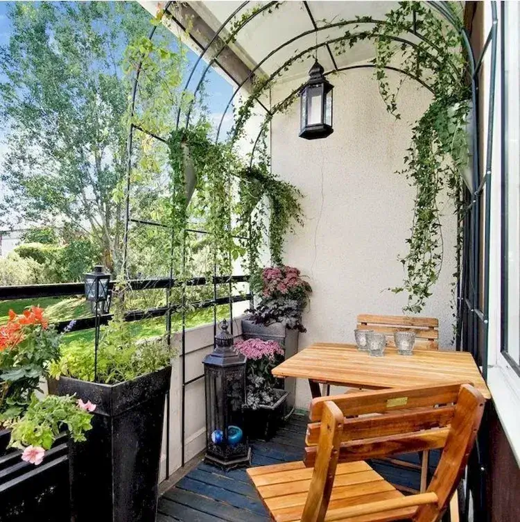 aménagement mobilier pour petit balcon décoration arches plantes grimpantes