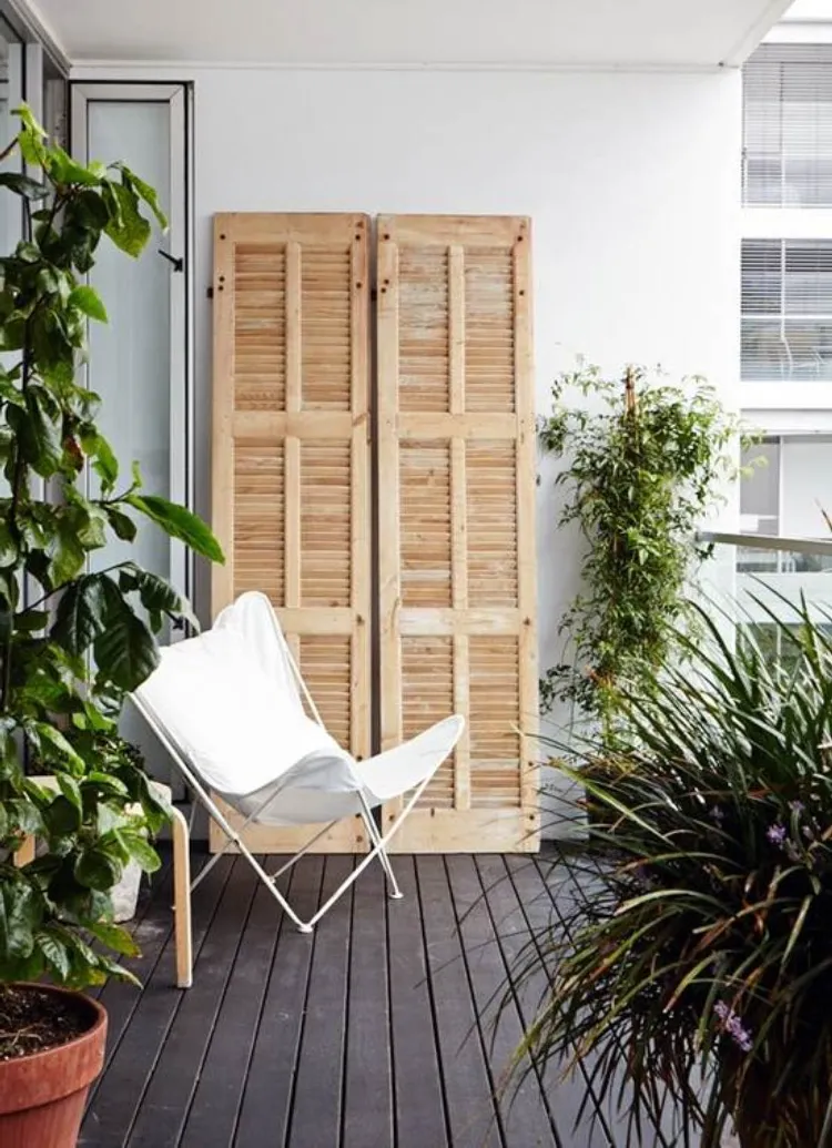 aménagement petit balcon décoration 2022 plantes vertes volets bois