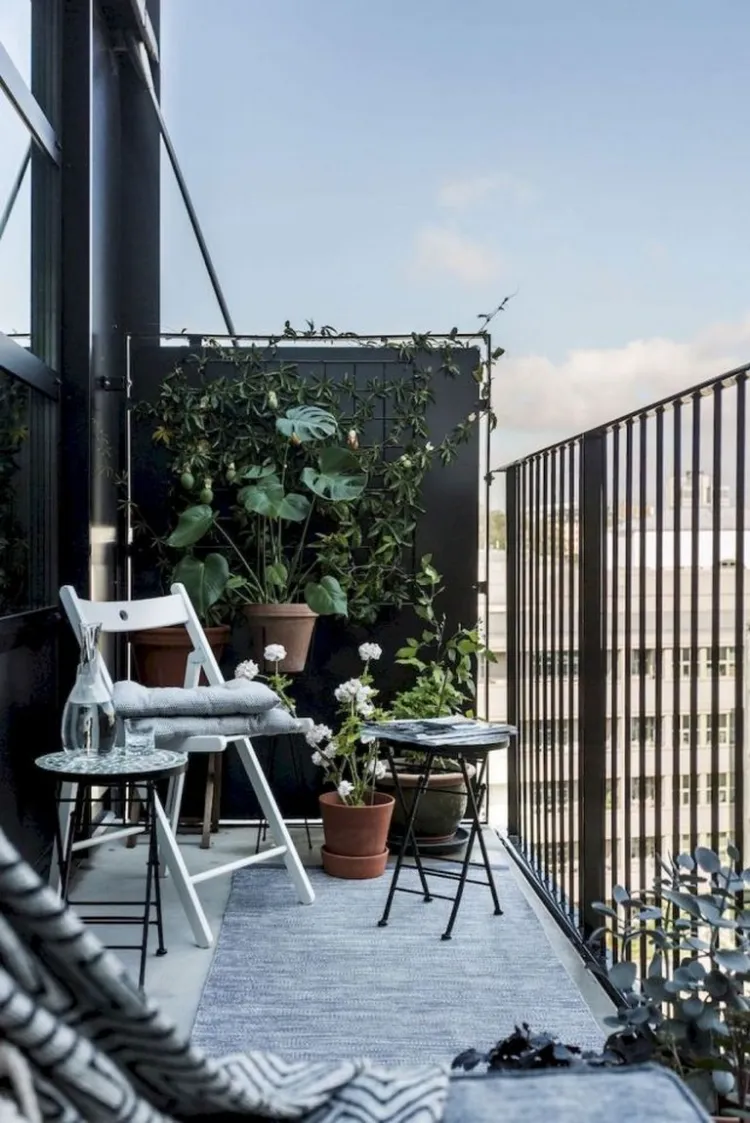 aménagement petit balcon en longueur décoration meubles pliables brise-vue
