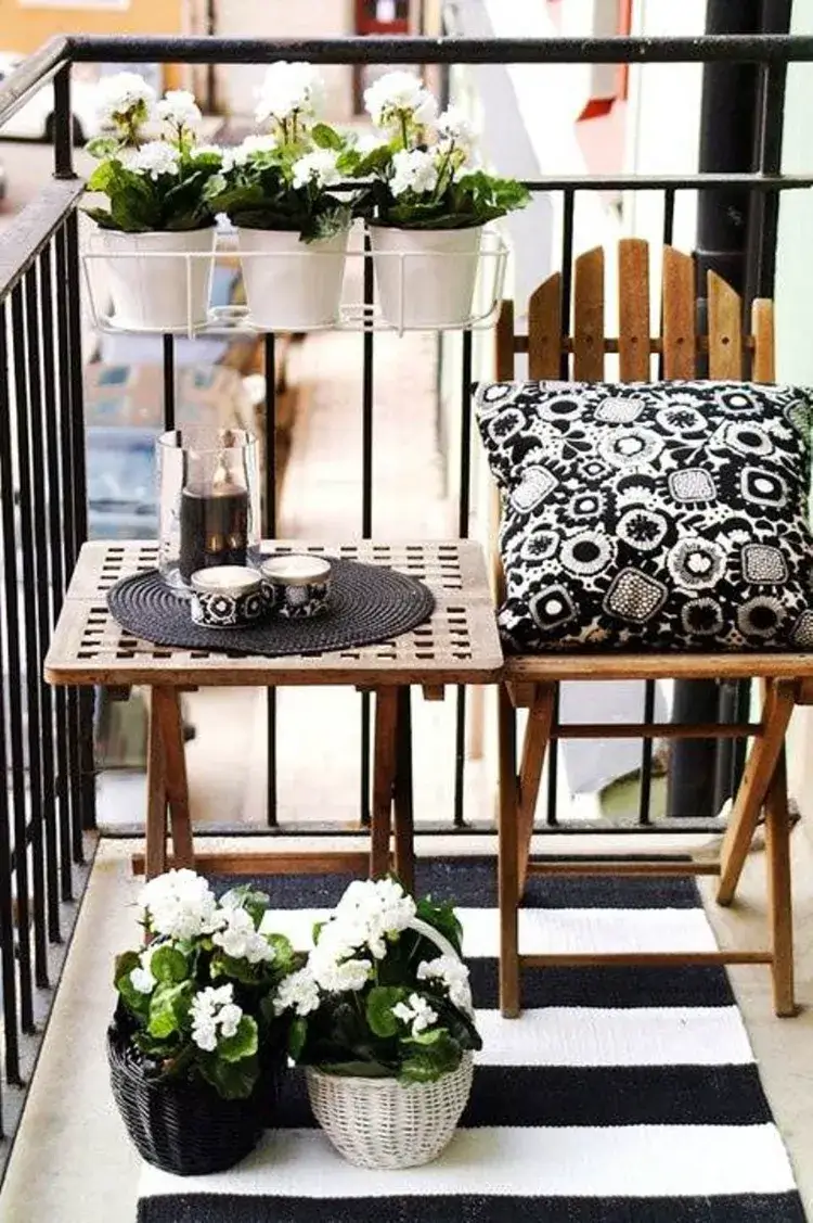 mini balcon meubles pliables décoration chic plantes fleurs tapis