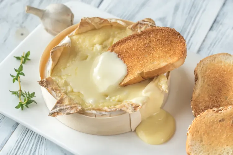 Camembert roast with bread