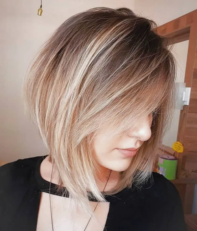 carré long dégradé effilé balayage blond cheveux lisses tendances 2022