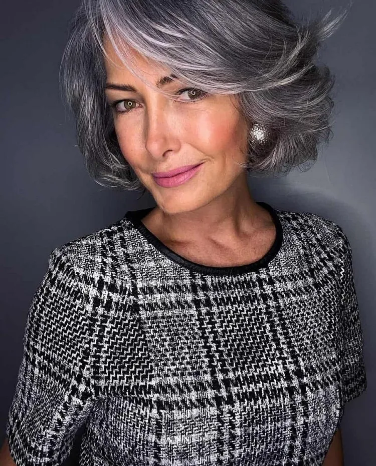 coiffure courte cheveux gris et blancs tendance été 2022 coupes de cheveux modernes