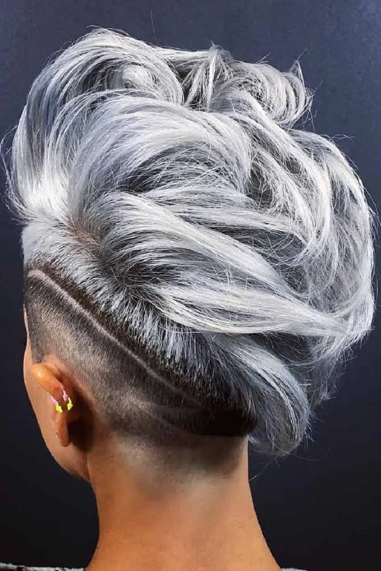 coiffure courte cheveux gris femme tendance été 2022 cheveux blancs Mohawk rasé idée audacieuse