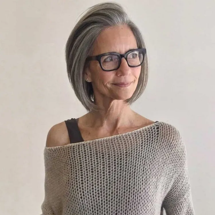 coiffure femme cheveux gris courts avec lunettes tendances été 2022 coupe de cheveux gris court blanc