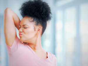 comment enlever l'odeur de transpiration sous les bras