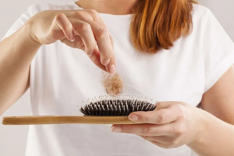 How to clean combs and hairbrushes