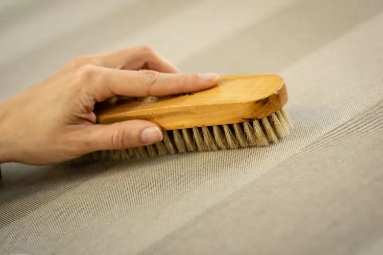 comment nettoyer un auvent maison utiliser brosse frotter délicatement risque endommager