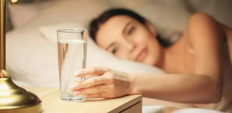 conseil pour bien dormir avec la chaleur boire eau assurer bon sommeil fenêtre ouverte