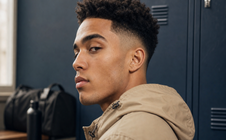 Coupe taper fade homme cheveux mi-long pompadour dégradé progressif sur les côtés 2022