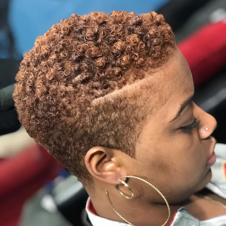 coupe taper fade femme raie sur le côté cheveux courts afro tendance 2022