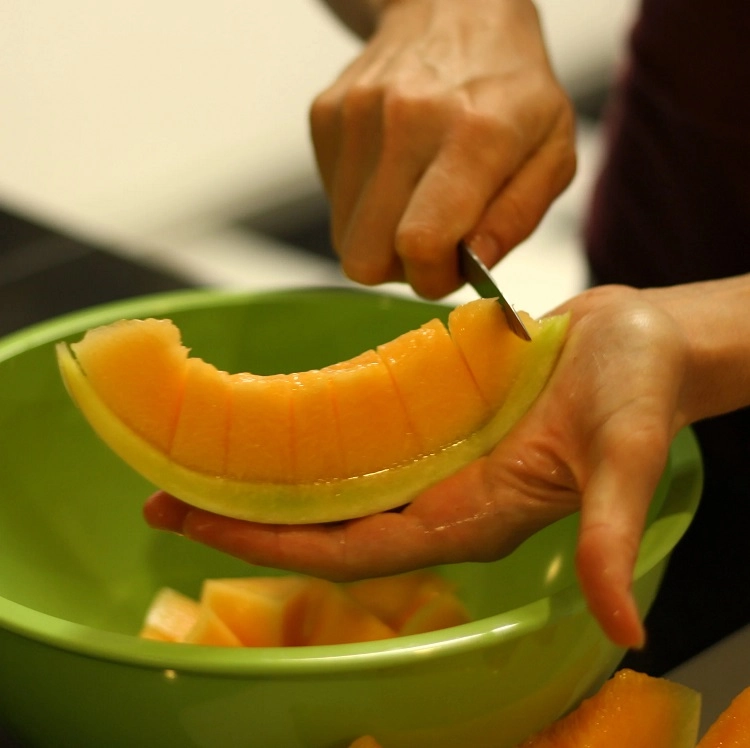 couper un melon en cubes