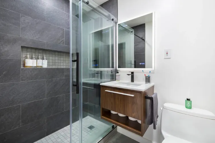 déco salle de bain intélligante high tech douche lavabo sans contact 2022
