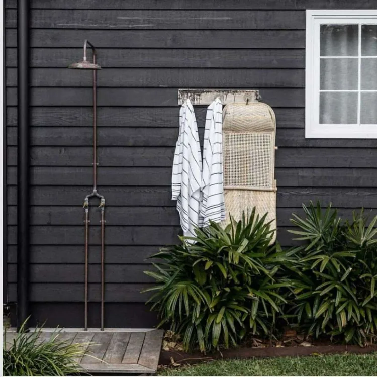 douche extérieure solaire ajout douche murale extérieur maison rendre installation simple