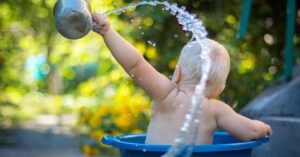 éviter coup de chaleur bébés jeunes enfants canicule 2022 précautions prendre