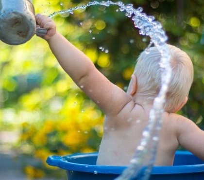 éviter coup de chaleur bébés jeunes enfants canicule 2022 précautions prendre