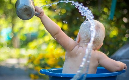 éviter coup de chaleur bébés jeunes enfants canicule 2022 précautions prendre