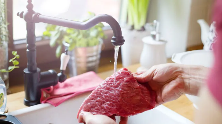 faut-il laver la viande avant de la cuire 2022