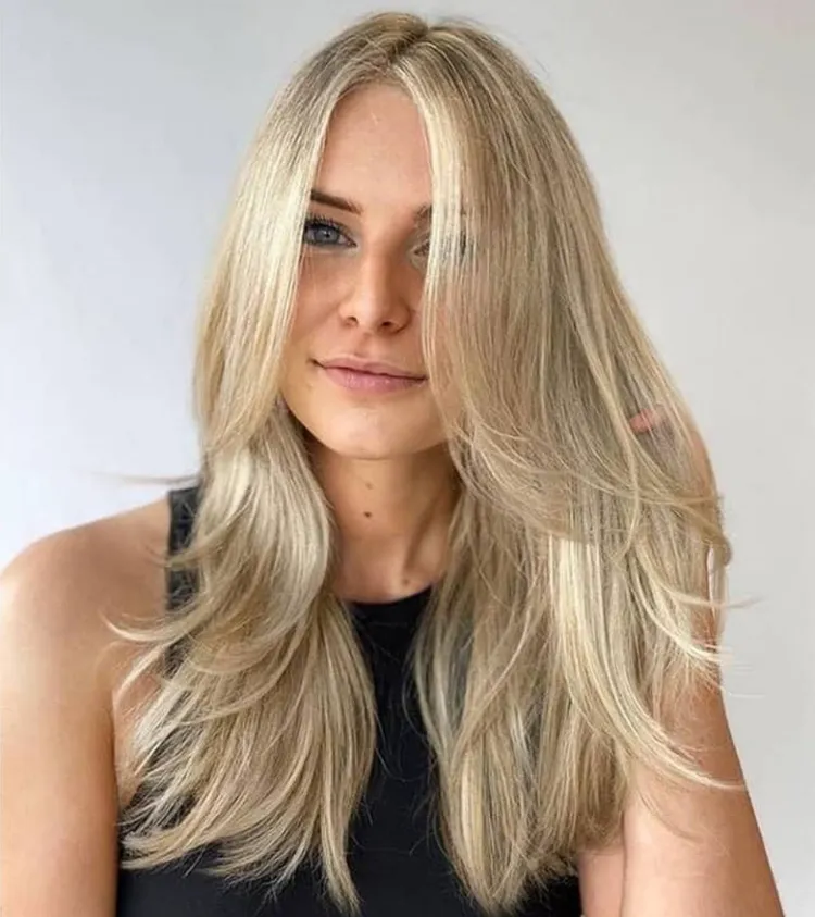 idée coupe femme Butterfly Haircut tendance cheveux blondes été 2022