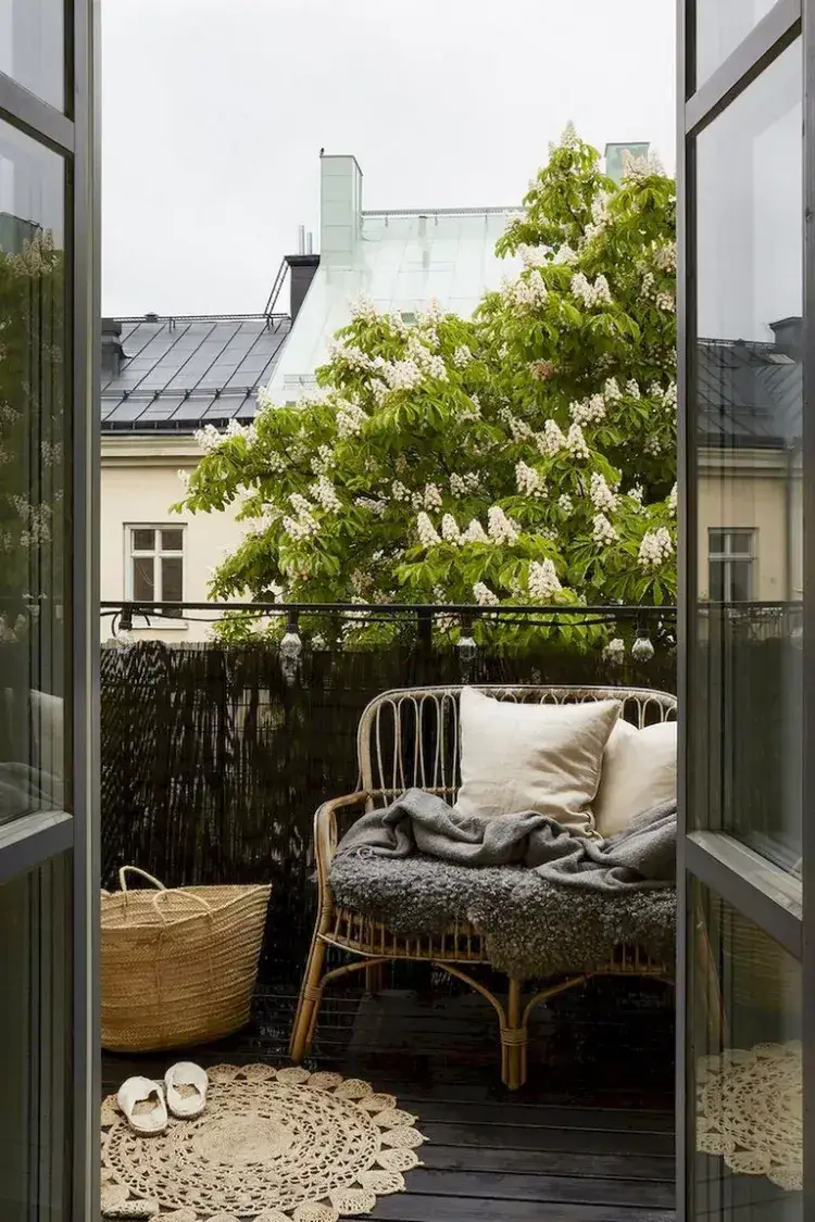 idées aménagement petit balcon décoration 2022 de style boho chic cosy