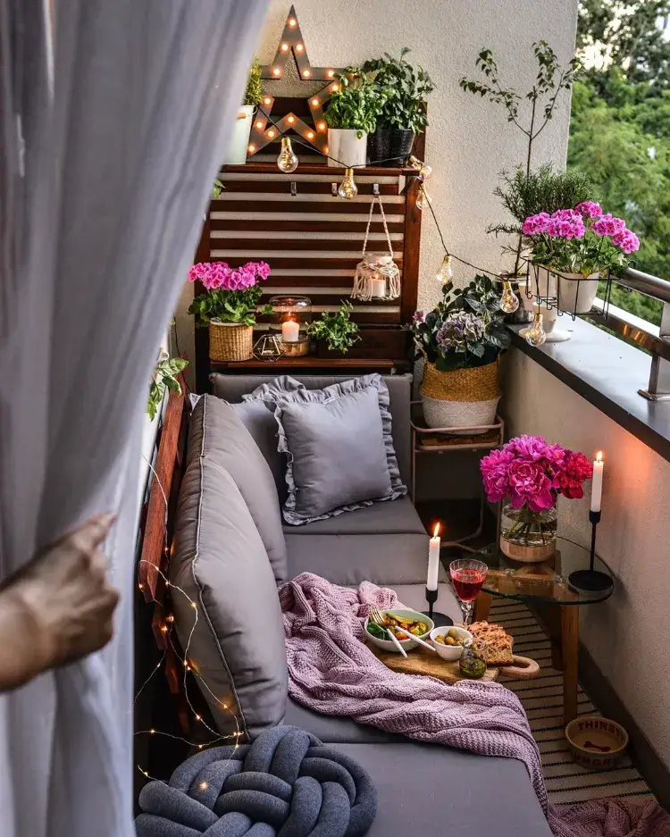 idées aménagement petit balcon en longueur décoration 2022 chic fleurs lumières