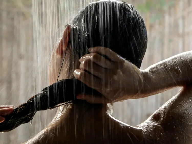 laver les cheveux après une journée de baignade éliminer chlore bactéries sel absorbés mèches