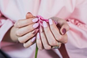 manucure rose poudré ongles en gel tendance 2022 nail art naturel
