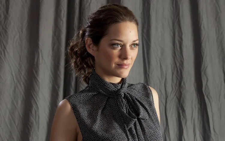 Marion Cotillard curly hair in a summer ponytail 2022