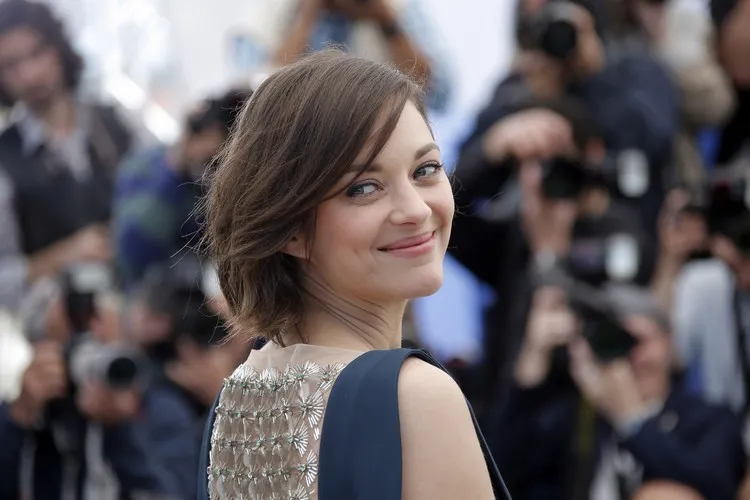 Marion Cotillard Short Hair with Bangs on the Side Summer Hairstyle Trend Idea 2022