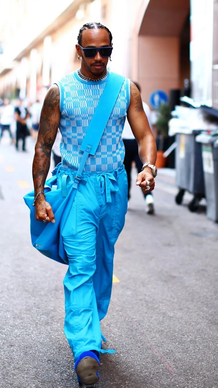 mode homme ete 2022 tenues lewis hamilton couleurs vives tendance teinte bleue