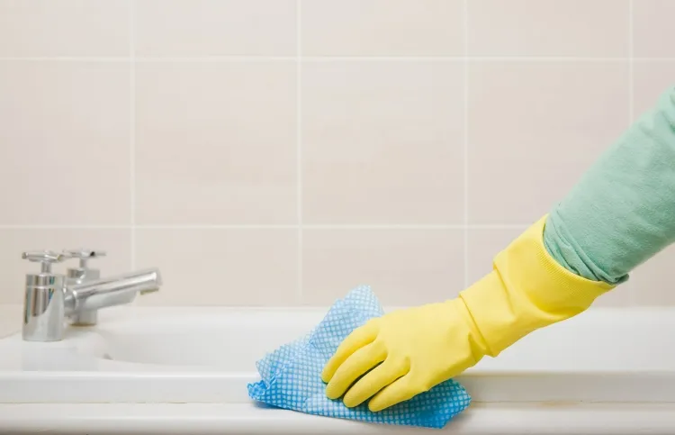 nettoyer la baignoire naturellement saupoudrer bicarbonate soude frotter énergiquement