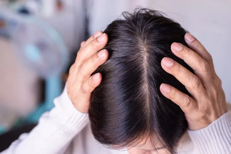 qu'est-ce qui provoque la chute des cheveux chez la femme causes ménopause conditions médicales stress