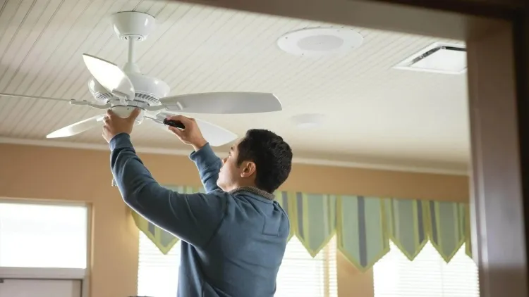 quoi nettoyer avant les canicules à la maison nettoyer chiffon propre humide ailes ventilateur plafond