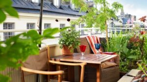 se rafraîchir sur le balcon prendre apéro extérieur pendant soirée étouffante