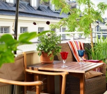 se rafraîchir sur le balcon prendre apéro extérieur pendant soirée étouffante