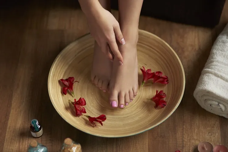 soin des pieds à domicile été 2022 bain de pieds au bicarbonate de soude vinaigre